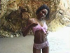 clip Belle black baisée sur une plage déserte
